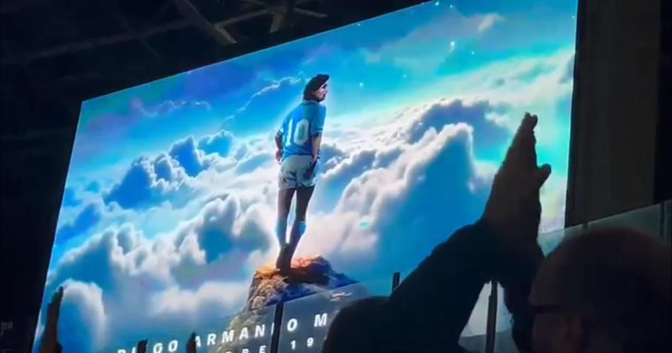 VIDEO Hinchas del Naacutepoli recordaron a Diego Maradona en su cumpleantildeos