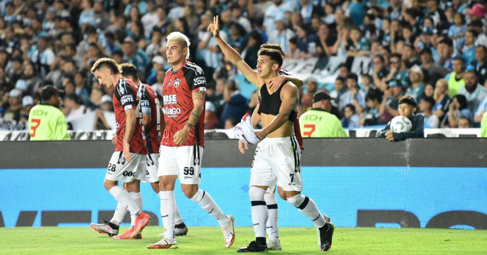 Central Coacuterdoba empatoacute sobre la hora ante Racing y es puntero