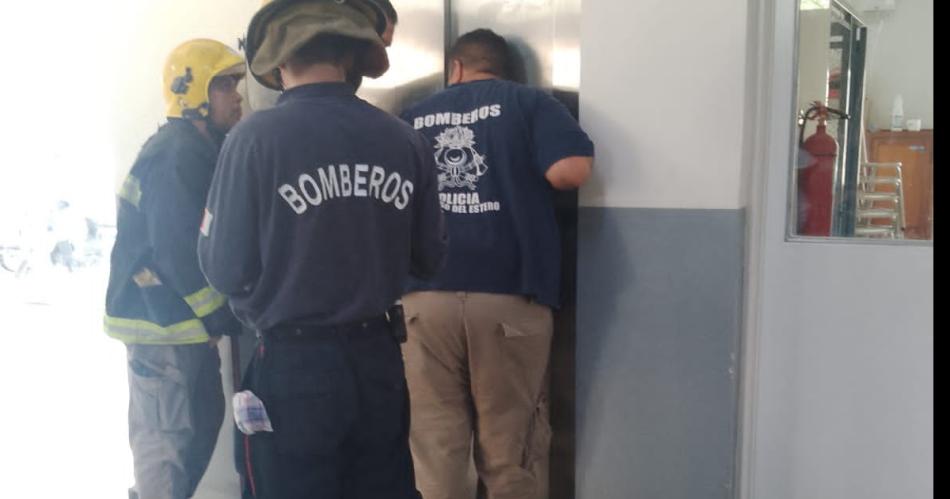 Tres menores quedaron atrapados en el ascensor de un colegio