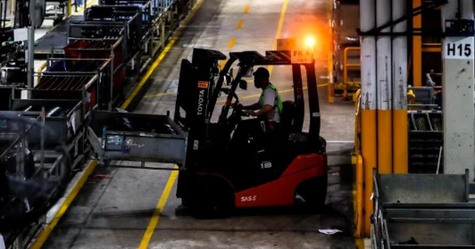 La industria y la construccioacuten con nuacutemeros en rojo