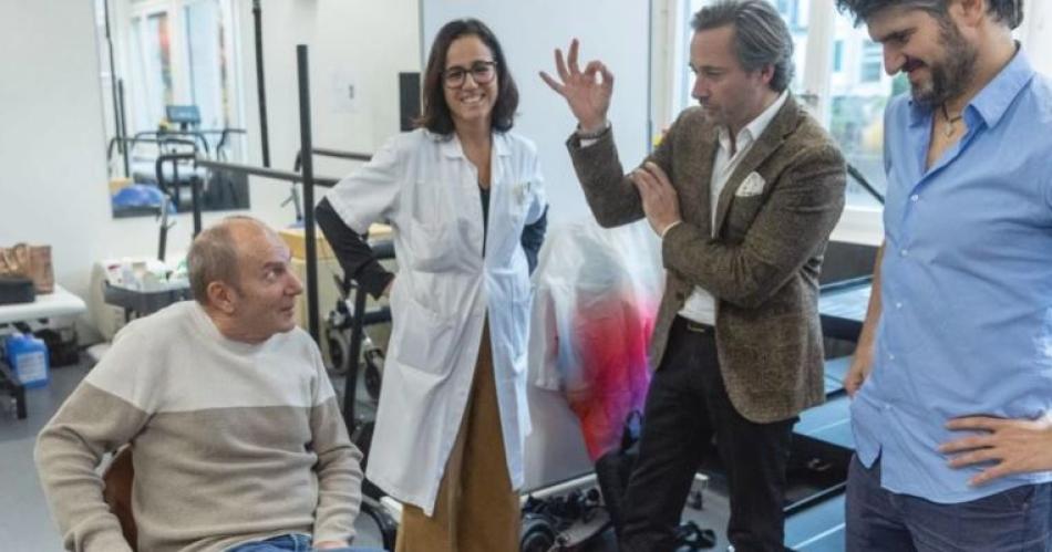 Un implante medular revolucionario le permite caminar a un paciente con Parkinson