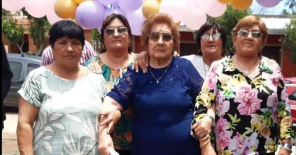 Doña C�rmen con sus cuatro hijas