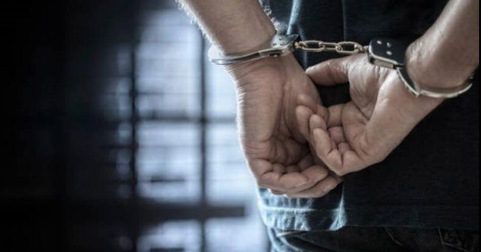 Detienen a hombre acusado de golpear a su hijastro y violar a su hijastra