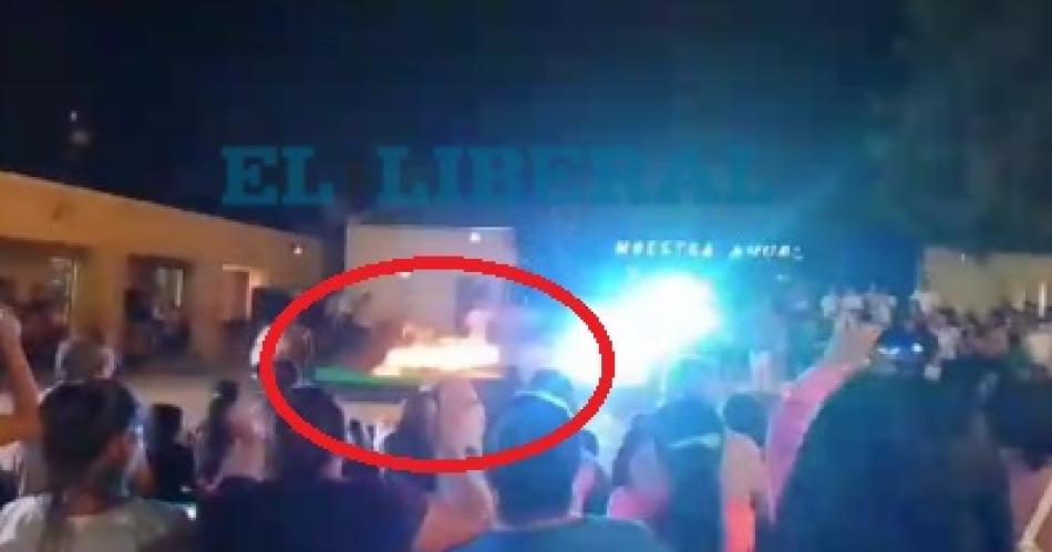 Susto en otro colegio por un alumno que saltoacute por un aro de fuego y se le cayoacute encima