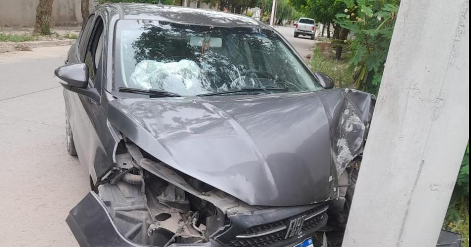 Se durmioacute y estrelloacute su automoacutevil en un poste