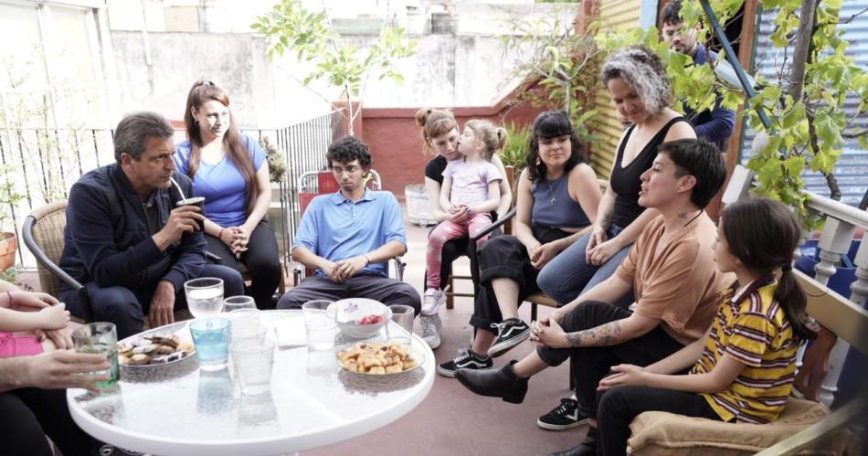 Massa junto a inquilinas y joacutevenes con dificultades para alquilar una vivienda