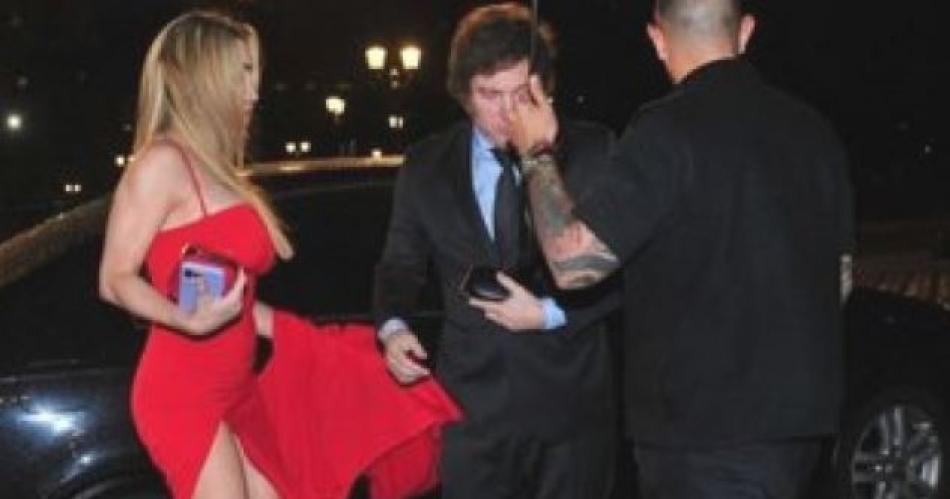 Javier Milei y Faacutetima Florez fueron al Teatro Coloacuten- hubo abucheos y gritos de apoyo