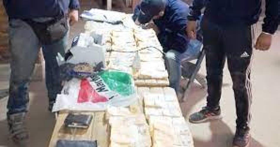 GOLPE La policía allanó los B Siglo XIX Belén 750 Viv Siglo XXI Libertad Mariano Moreno Pampa Myoj y Maco Incautó US 10700 y 9000000