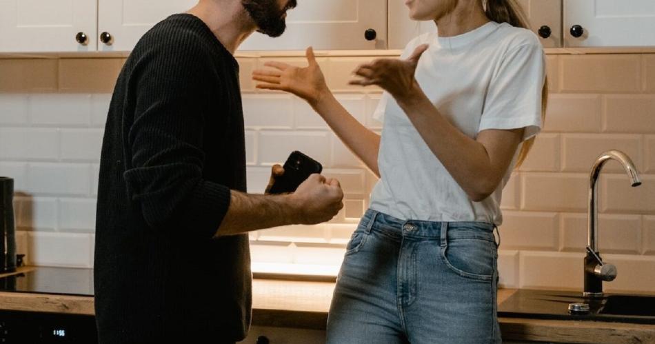 Pareja protagonizoacute un hecho de violencia domeacutestica y atacoacute al policiacutea mediador