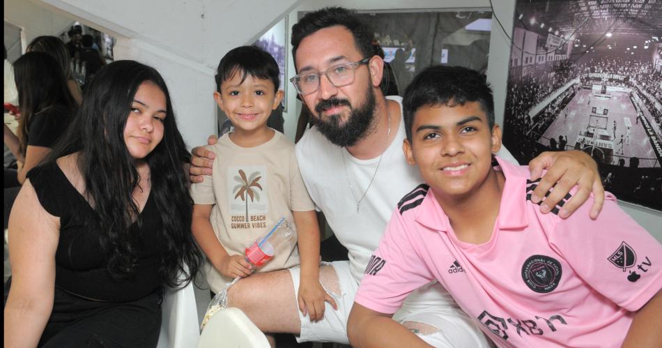 EL PUacuteBLICO SANTIAGUENtildeO ALENTOacute A OLIacuteMPICO FRENTE A UNIOgraveN