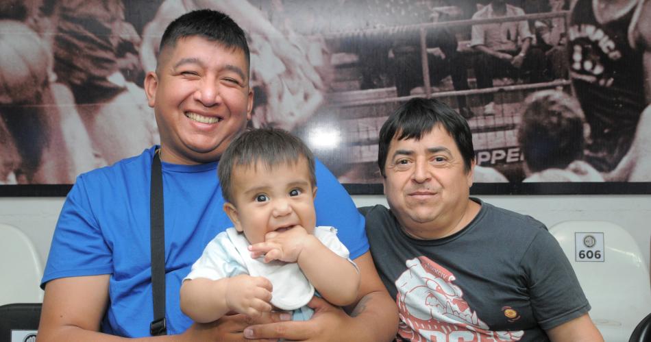 EL PUacuteBLICO SANTIAGUENtildeO ALENTOacute A OLIacuteMPICO FRENTE A UNIOgraveN