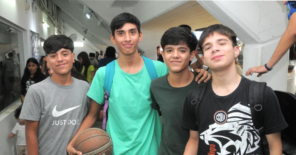 EL PUacuteBLICO SANTIAGUENtildeO ALENTOacute A OLIacuteMPICO FRENTE A UNIOgraveN