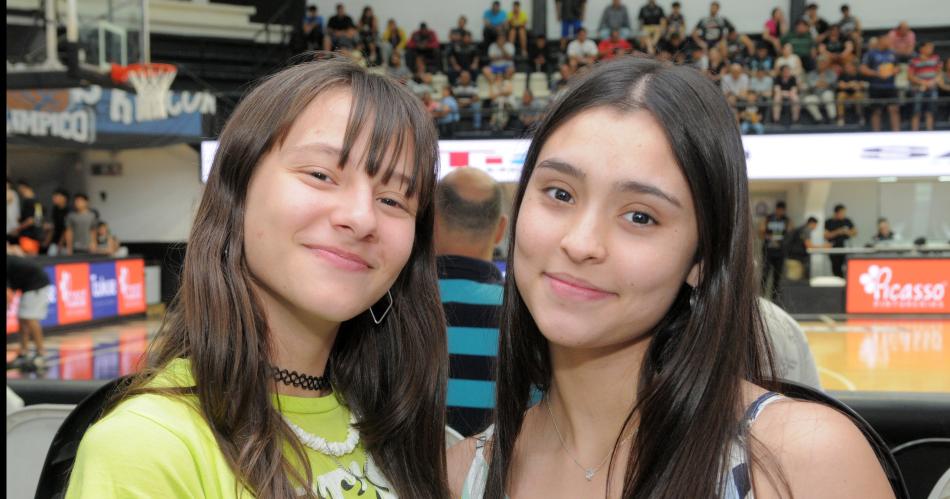 EL PUacuteBLICO SANTIAGUENtildeO ALENTOacute A OLIacuteMPICO FRENTE A UNIOgraveN