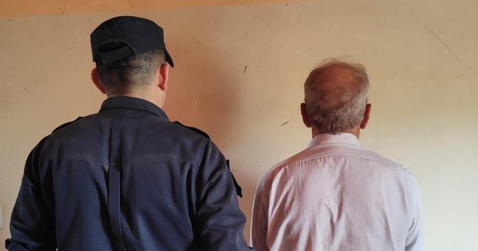 Descubren a sujeto de 66 antildeos atacando a golpes a su ex