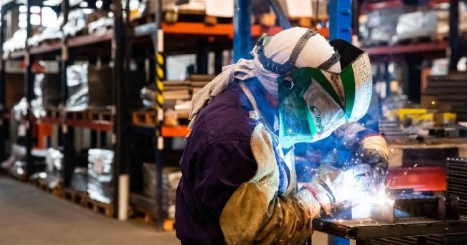 La industria cayoacute 15-en-porciento- interanual y acumula 4 meses de retroceso