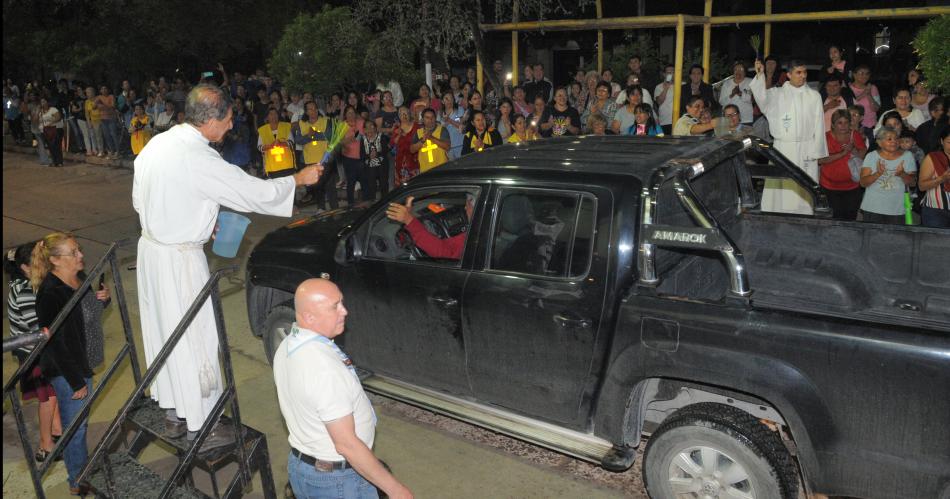 Tradicional bendicioacuten de vehiacuteculos en la parroquia de Sumampa