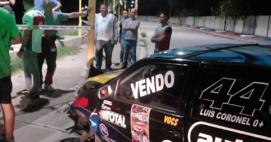 VIDEO Pilotos de rally se estrellaron contra un poste en la Costanera