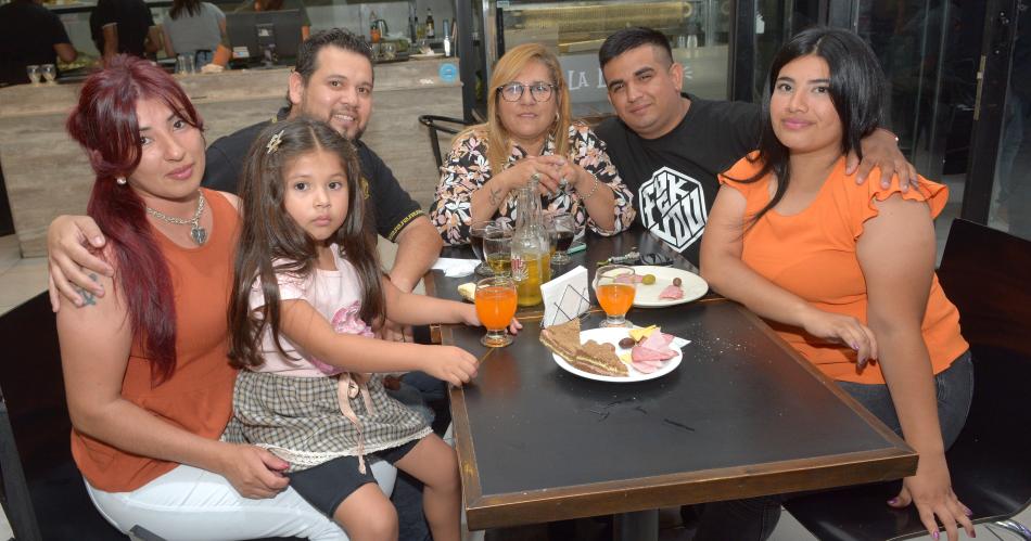 LA GALERIacuteA LEONARDO CELEBROacute SU 40deg ANIVERSARIO CON UNA CENA