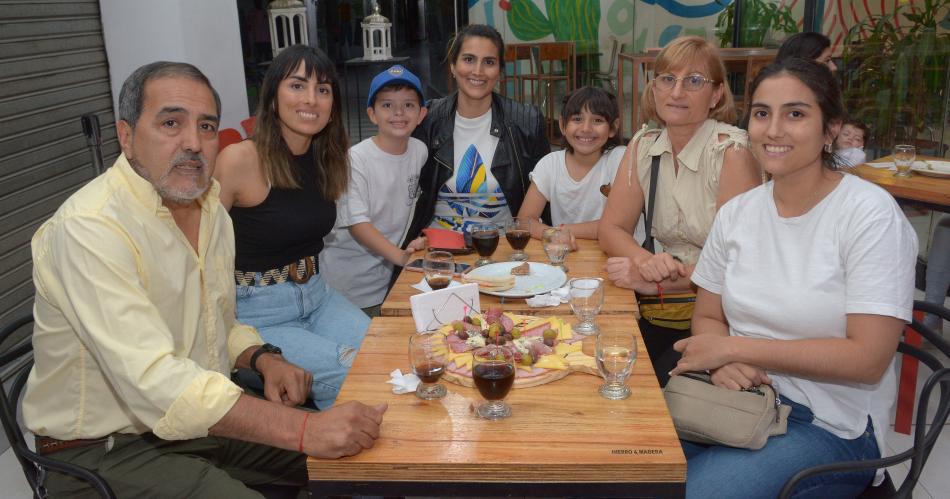 LA GALERIacuteA LEONARDO CELEBROacute SU 40deg ANIVERSARIO CON UNA CENA