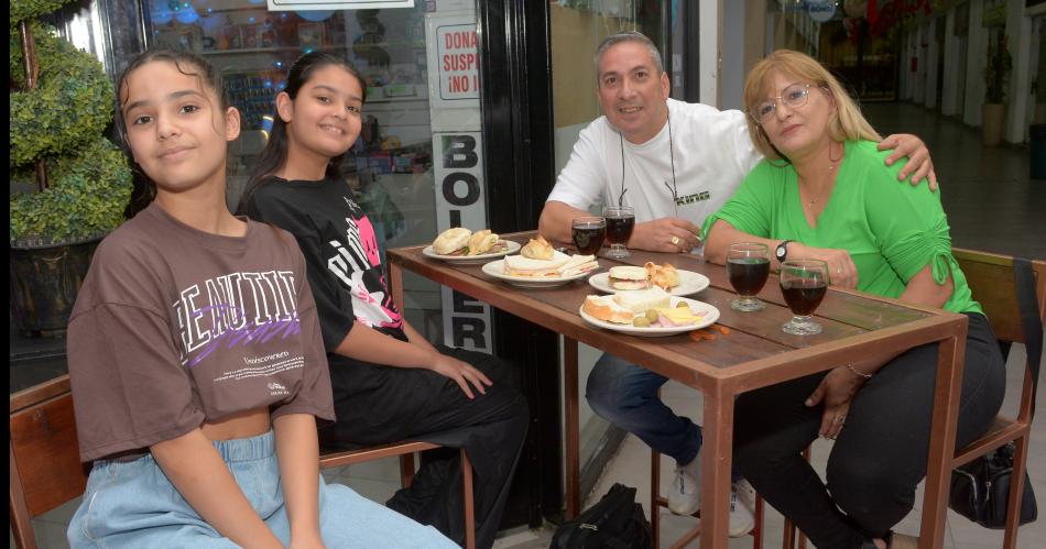 LA GALERIacuteA LEONARDO CELEBROacute SU 40deg ANIVERSARIO CON UNA CENA