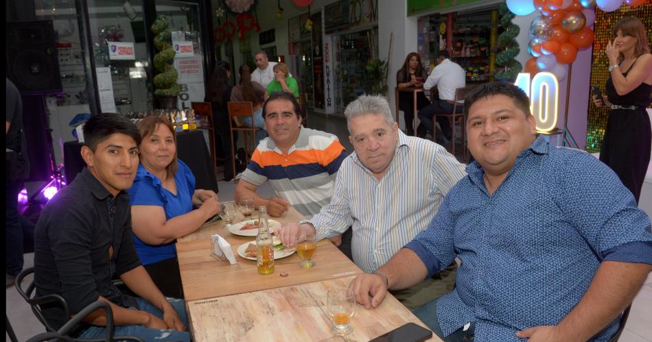LA GALERIacuteA LEONARDO CELEBROacute SU 40deg ANIVERSARIO CON UNA CENA