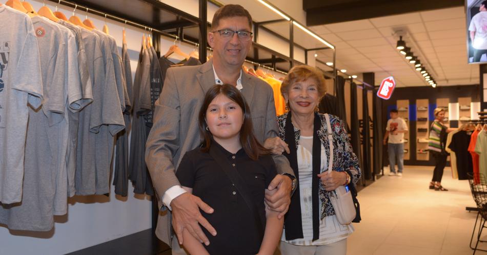 LE PARC OUTLET ABRIOacute SUS PUERTAS EN LA CIUDAD