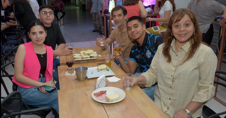 LA GALERIacuteA LEONARDO CELEBROacute SU 40deg ANIVERSARIO CON UNA CENA