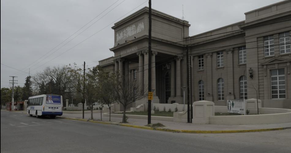 Volviacutea de festejar su cumple con amigos y un vecino le abrioacute la cabeza con ladrillo