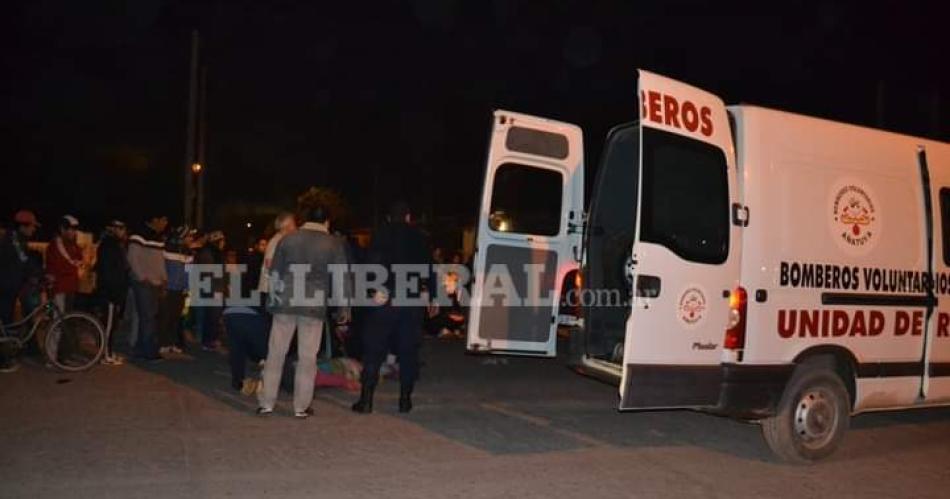 Dos mujeres y un nintildeo hospitalizados tras ser embestidos por un auto que se fugoacute