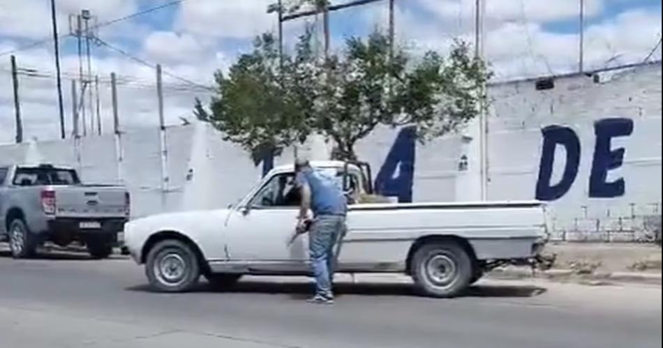 INSOacuteLITO Violento sujeto atacoacute con un palo a un amigo por no darle huevos de gallinas