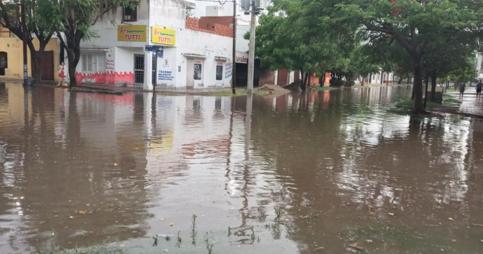 Una fuerte tormenta causoacute anegamientos en la ciudad