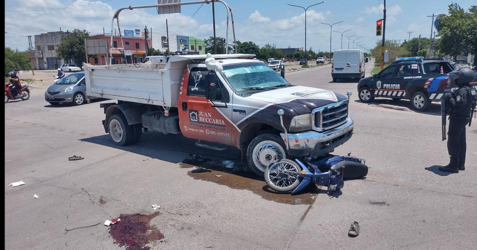 Un motociclista grave al cruzar semaacuteforo en rojo y chocar con camioneta