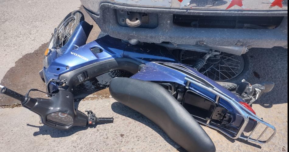 Un motociclista grave al cruzar semaacuteforo en rojo y chocar con camioneta