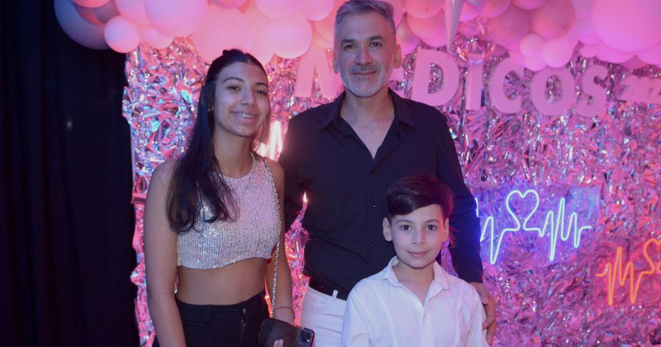 LOS MEacuteDICOS CELEBRARON SU DIacuteA CON UNA CENA