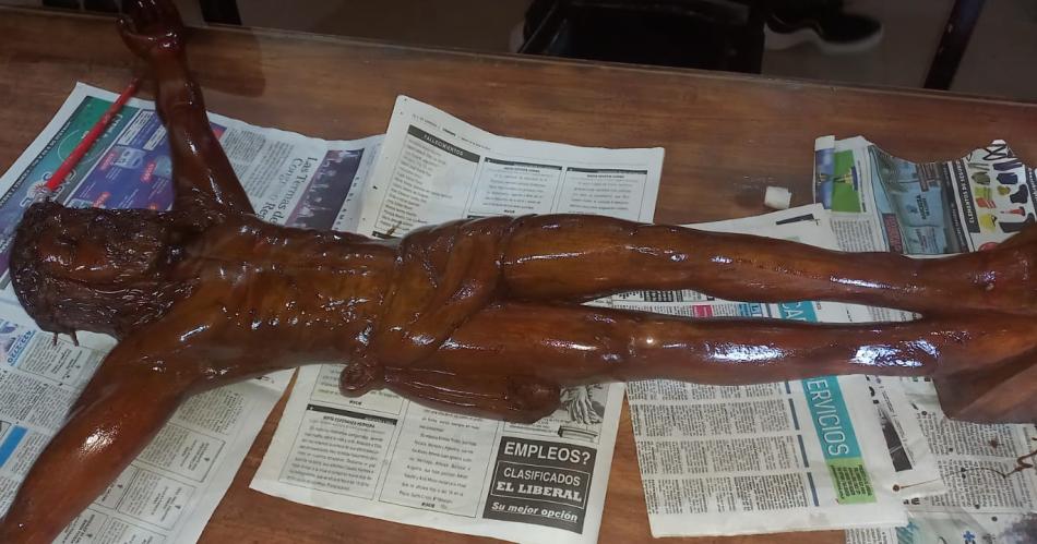 Dios me ayuda para que mis manos pongan hermosas las cruces y las viacutergenes