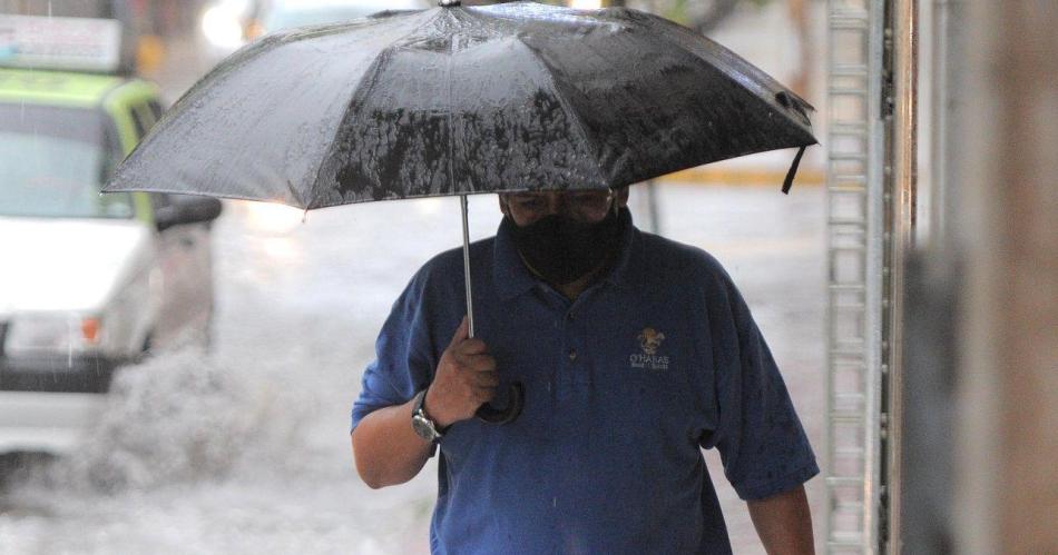 Santiago amanecioacute con fuertes vientos e intensa lluvia- coacutemo estaraacute el tiempo