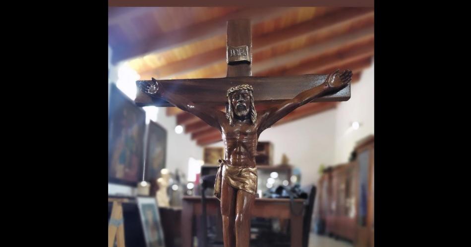 Dios me ayuda para que mis manos pongan hermosas las cruces y las viacutergenes