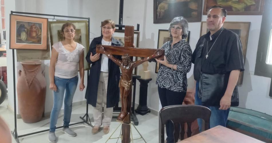 Dios me ayuda para que mis manos pongan hermosas las cruces y las viacutergenes