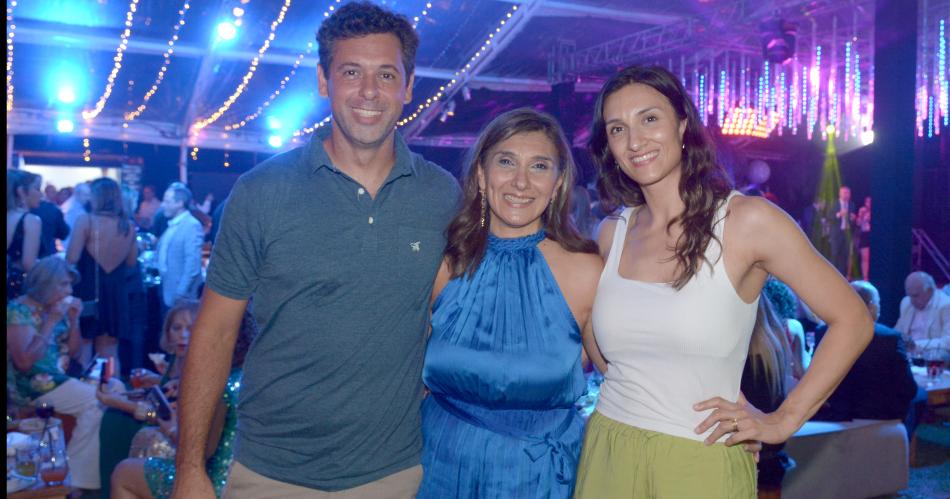 LOS MEacuteDICOS CELEBRARON SU DIacuteA CON UNA CENA