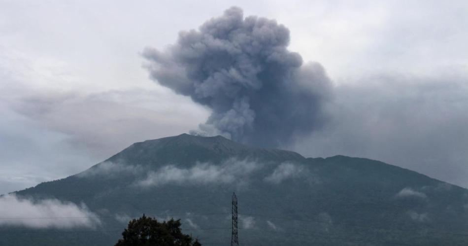 VIDEO- Erupcionoacute un volcaacuten de Indonesia y provocoacute al menos 11 muertos