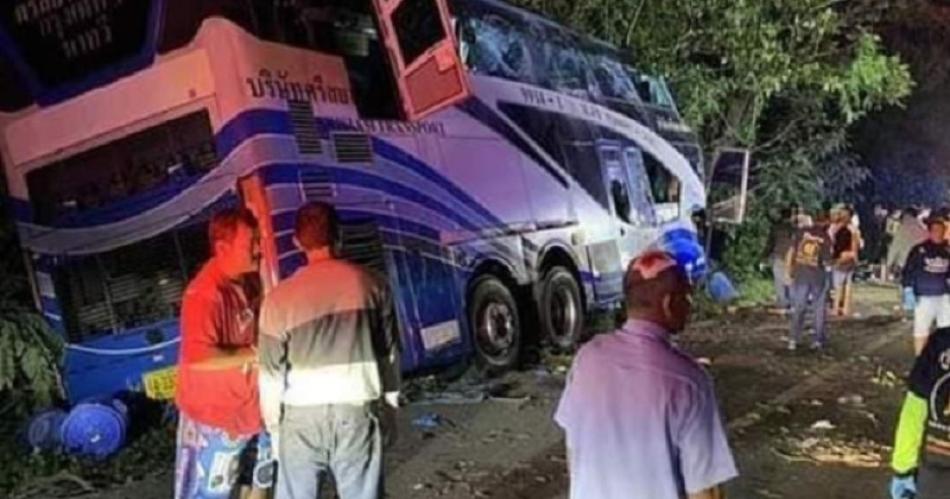 Un micro chocoacute contra un aacuterbol- 14 muertos y 32 heridos