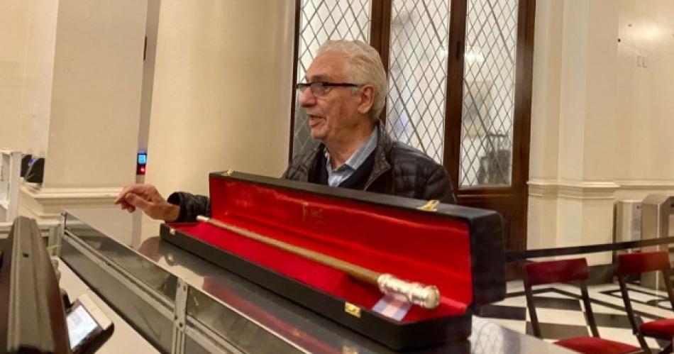 Pallarols ya entregoacute el bastoacuten presidencial que usaraacute Javier Milei