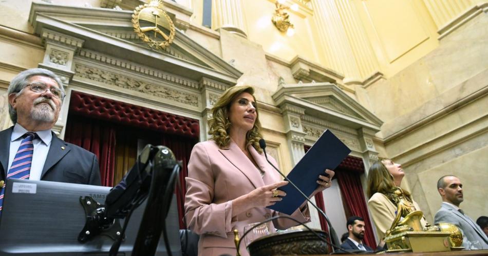 Claudia Zamora tomoacute juramento a los senadores electos y renuncioacute como Presidenta Provisional del Senado