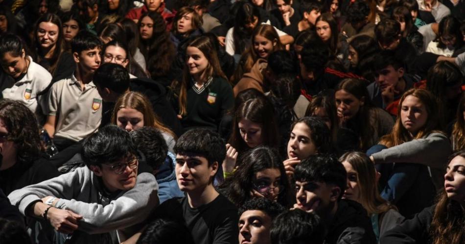 Centennials- radiografiacutea de la salud mental de los maacutes joacutevenes