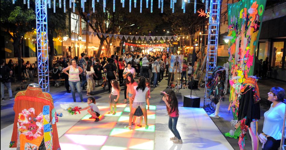 Cientos de artistas coparaacuten la calle Roca con el EncontrArte