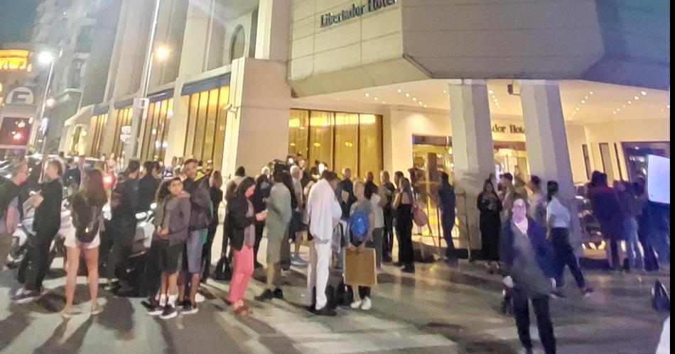Milei encabeza reuniones en el Hotel Libertador que estaacute rodeado de seguidos y turistas