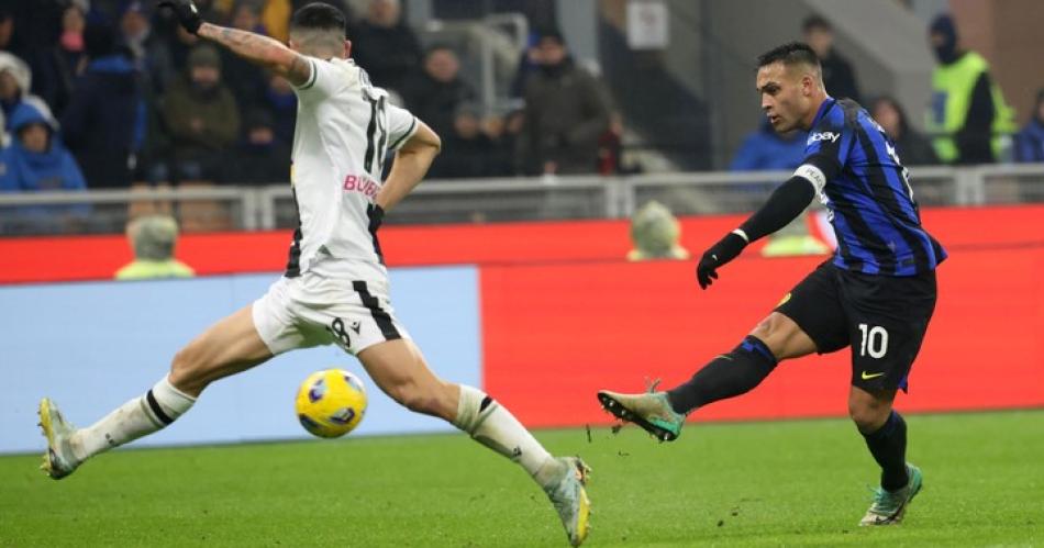 Con gol de Lautaro Martiacutenez Inter ganoacute y trepoacute a la punta