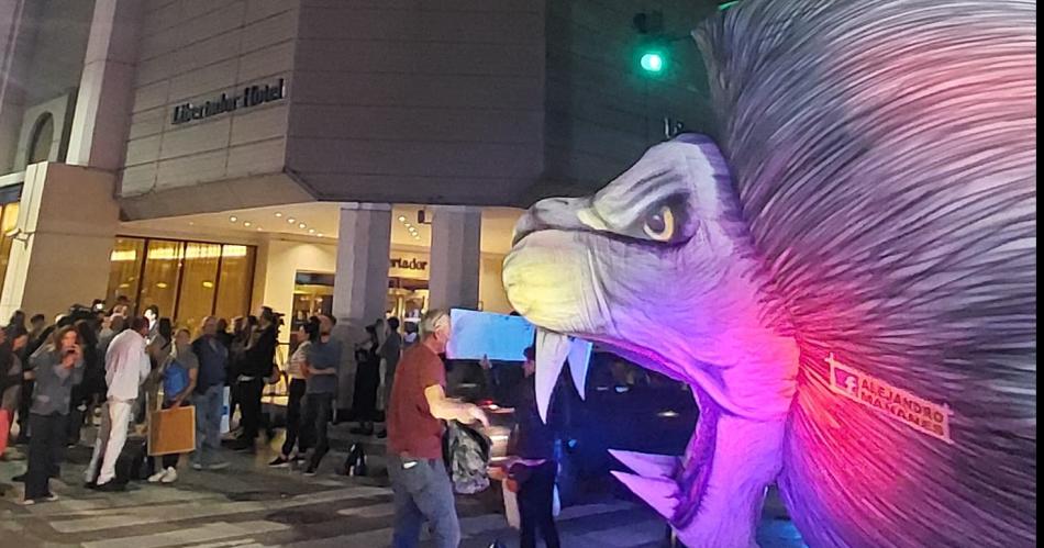 Milei encabeza reuniones en el Hotel Libertador que estaacute rodeado de seguidos y turistas