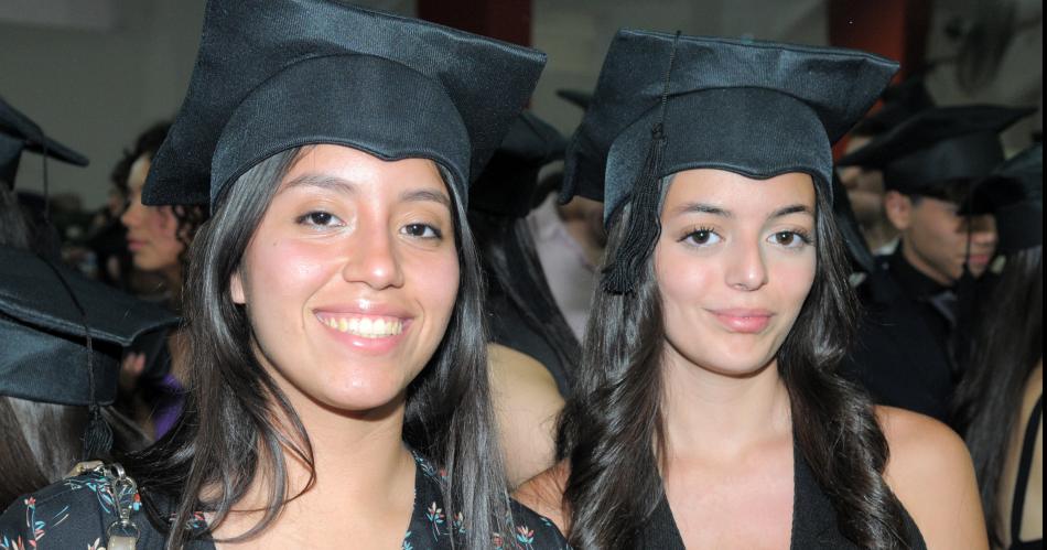 ASICANA VIVIOacute SU NOCHE DE EGRESADOS CON UN EMOTIVO ACTO