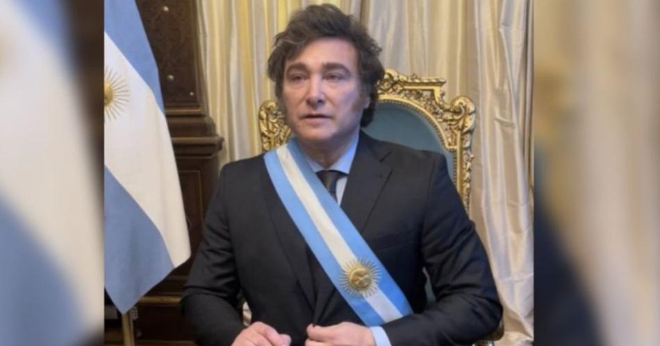 VIDEO Milei se sentoacute por primera vez en el silloacuten de Rivadavia